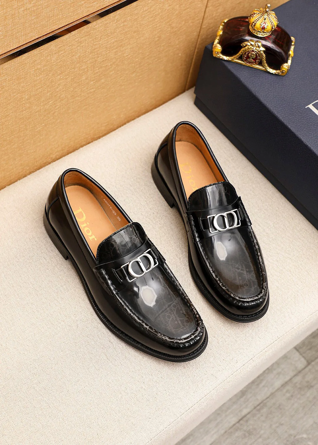 Men's shoes 💰480 💐 Product trademark: Dior "Dior" casual leather shoes Regular size: 39-44 (38.45.46🉑️Customized) Product materials: Selected Italian imported first-layer open-edge beaded cowhide leather upper + classic hardware buckle, imported water-dyed 🐂 cowhide lining. Strong three-dimensional visual effect, original outsole Color: 3⃣️colors available